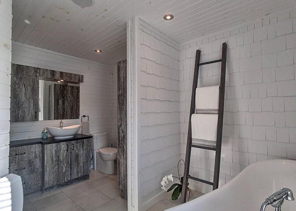 Chalet Formidable Waterfront - Formidable Sur Bord De L'eau *